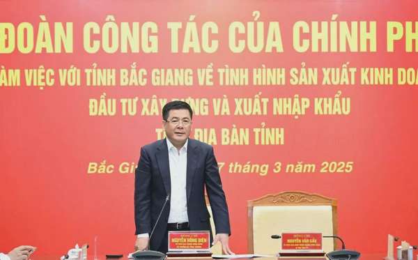 Bộ trưởng Bộ Công Thương Nguyễn Hồng Diên, Trưởng đoàn công tác thành viên của Chính phủ phát biểu tại buổi làm việc với tỉnh Bắc Giang