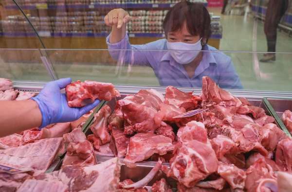 Khách hàng mua thịt lợn tại một siêu thị ở TP. Hồ Chí Minh Ảnh: Quỳnh Trần.