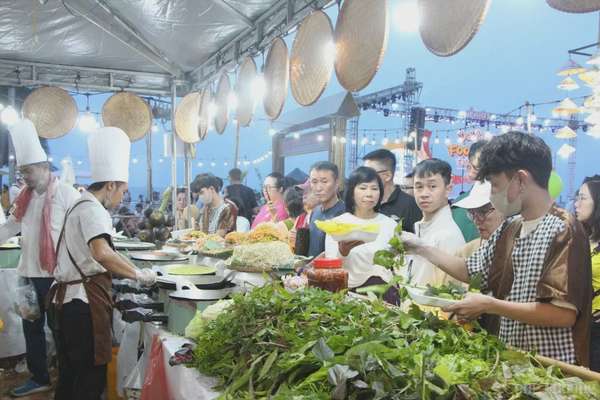 Thưởng thức ẩm thực Khách quốc tế 'chen chân' tại Đà Nẵng Food Tour 2025