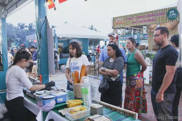 Khách du lịch quốc tế Khách quốc tế 'chen chân' tại Đà Nẵng Food Tour 2025