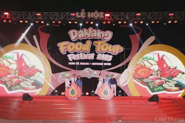 Thực hiện nghi thức thắp lửa khai mạc Lễ hội Đà Nẵng Food Tour 2025 Thực hiện nghi thức thắp lửa khai mạc Lễ hội Đà Nẵng Food Tour 2025