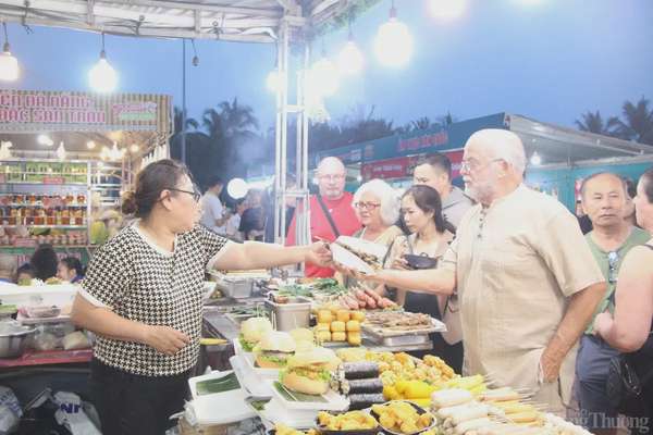 Du khách quốc tế hào hứng thưởng thức ẩm thực tại Lễ hội Đà Nẵng Food Tour 2025 Du khách quốc tế hào hứng thưởng thức ẩm thực tại Lễ hội Đà Nẵng Food Tour 2025
