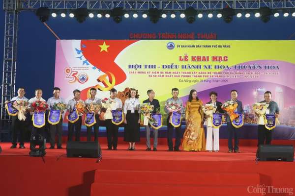 Đại diện các đội thi nhận cờ, hoa từ ban tổ chức Đại diện các đội thi nhận cờ, hoa từ ban tổ chức
