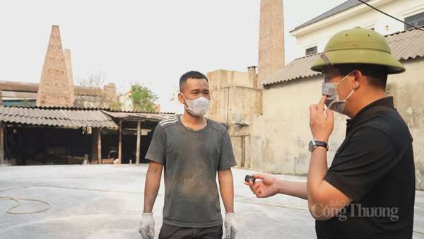 Làng đúc đồng Đại Bái: Khói độc, xỉ đồng ‘vây’ người dân Làng đúc đồng Đại Bái: Khói độc, xỉ đồng ‘vây’ người dân
