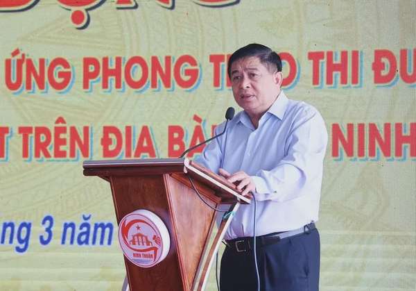 Phó Thủ tướng Nguyễn Chí Dũng dự và phát biểu tại phát động "Chiến dịch 90 ngày đêm Chung tay xóa nhà tạm, nhà dột nát" trên địa bàn tỉnh Ninh Thuận.