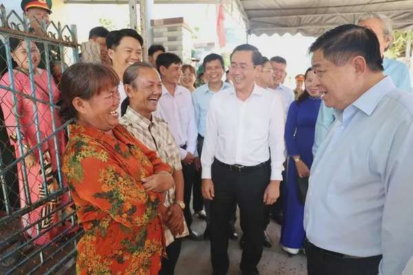 Bà Nguyễn Thị Lực xúc động, vui mừng cảm ơn Phó Thủ tướng Nguyễn Chí Dũng - Ảnh: VGP/Thu Sa