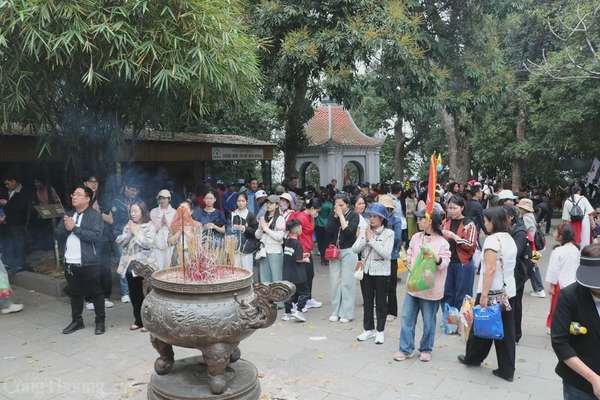 Đền Hùng chật kín khách thập phương trong ngày đầu khai hội Đền Hùng chật kín khách thập phương trong ngày đầu khai hội