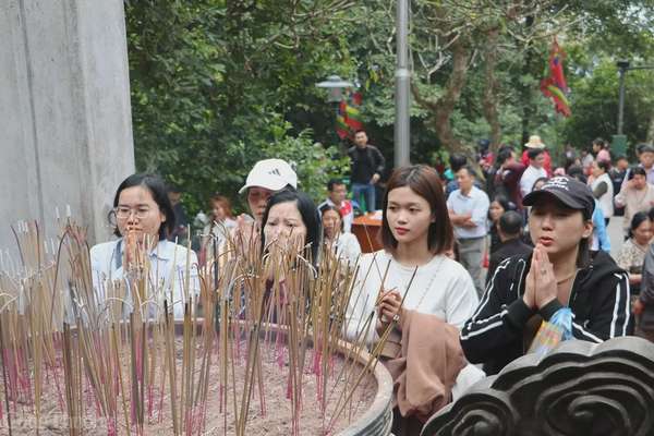 Đền Hùng chật kín khách thập phương trong ngày đầu khai hội Đền Hùng chật kín khách thập phương trong ngày đầu khai hội