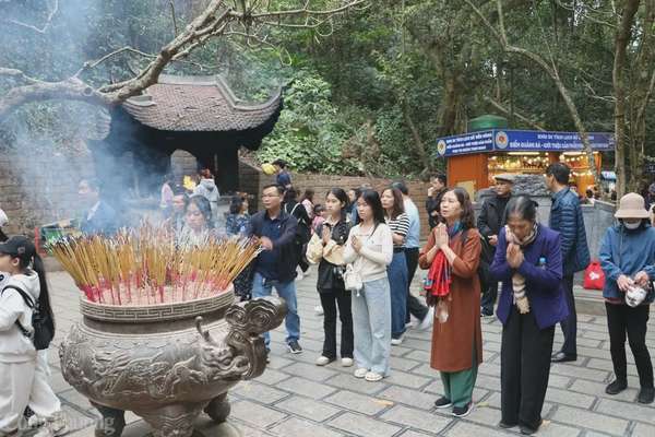 Đền Hùng chật kín khách thập phương trong ngày đầu khai hội Đền Hùng chật kín khách thập phương trong ngày đầu khai hội