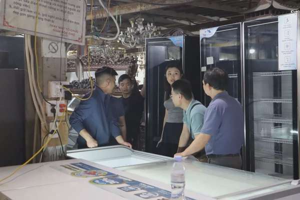 Tivi, tủ lạnh, máy giặt cũ – những mặt hàng được săn lùng tại chợ đồ cũ Hà Nội.