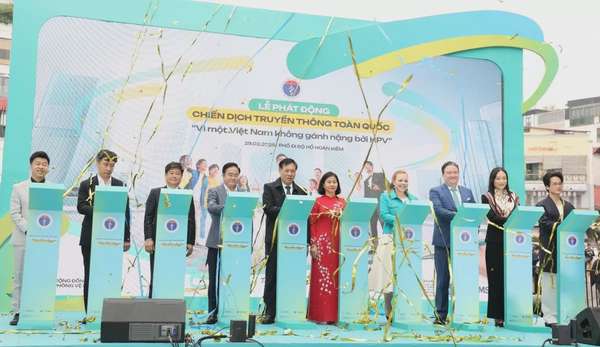 Bà Nguyễn Thị Tuyến - Chủ tịch Hội Liên hiệp Phụ nữ Việt Nam, Thứ trưởng Thường trực Bộ Y tế Đỗ Xuân Tuyên, Đại sứ Hoa Kỳ tại Việt Nam Marc E. Knapper cùng các đại biểu chính thức phát động chiến dịch truyền thông toàn quốc "Vì một Việt Nam không gánh nặng bởi HPV".