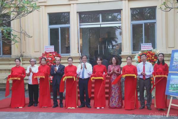 Cắt băng khai mạc triển lãm ảnh “Hải Phòng bừng sáng miền di sản”