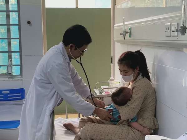 TS.BS Đỗ Thiện Hải đang khám cho cháu bé 9 tháng tuổi mắc sởi.