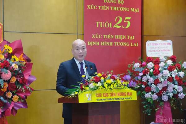 Cục trưởng Cục Xúc tiến thương mại Vũ Bá Phủ phát biểu khai mạc. Ảnh: Trần Đình
