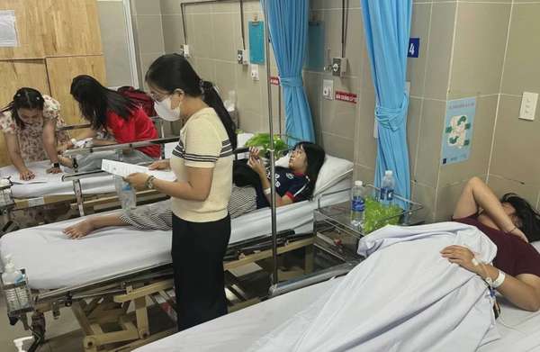 Các bệnh nhân cấp cứu tại Bệnh viện Quận 11. Ảnh: Phương Lê