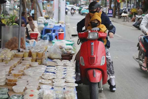 Khách hàng ghé mua bánh trôi, bánh chay tại chợ Nghĩa Tân (Cầu Giấy, Hà Nội). Ảnh: Lê Vân.