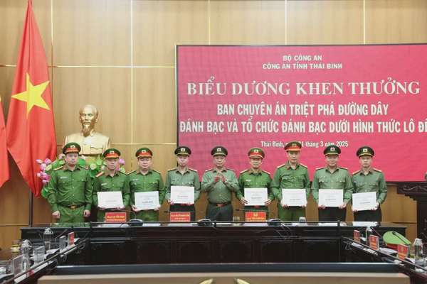 Đại tá Trần Xuân Ánh, Giám đốc Công an tỉnh Thái Bình trao thưởng cho Ban chuyên án, các tập thể, cá nhân có thành tích đặc biệt xuất sắc trong triệt phá đường dây