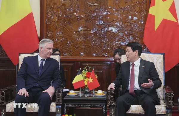 Chủ tịch nước Lương Cường và Nhà Vua Vương quốc Bỉ Philippe gặp hẹp. (Ảnh: Lâm Khánh/TTXVN)