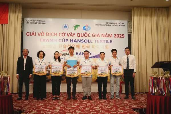 Ban tổ chức tặng cờ lưu niệm cho các đơn vị tham dự giải. 