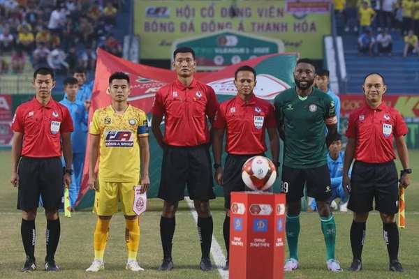 Trọng tài Razlan Joffri Bin Ali (thứ 3 từ phải sang) từng cầm còi trận Thanh Hóa vs TPHCM (Ảnh: VPF)