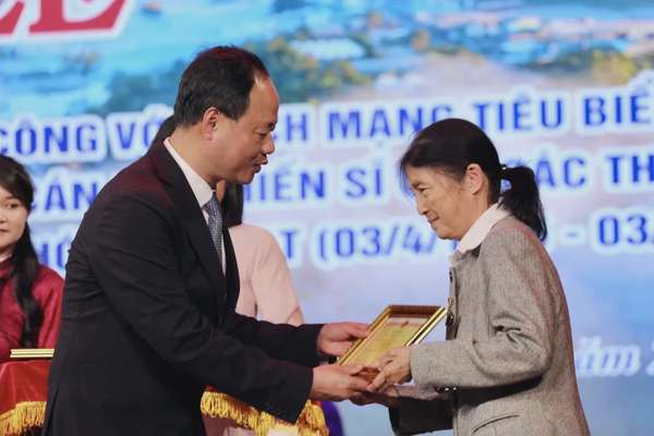 Đà Lạt tôn vinh 50 gia đình có công cách mạng
