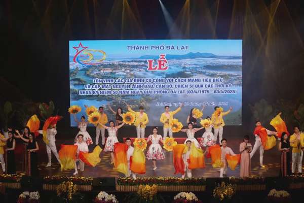 Đà Lạt tôn vinh 50 gia đình có công cách mạng