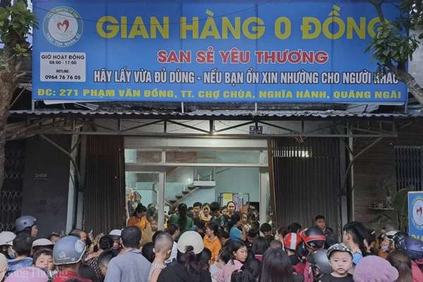 Gian hàng 0 đồng là điểm hẹn quen thuộc của những người lao động, người có hoàn cảnh khó khăn tại Quảng Ngãi. 