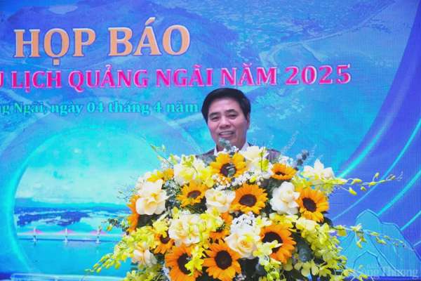 Ông Nguyễn Tiến Dũng, Giám đốc sở Văn hóa Thể Thao và Du lịch tỉnh Quảng Ngãi phát biểu tại họp báo