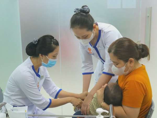 Tiêm vaccine phòng bệnh sởi cho trẻ - Ảnh minh họa