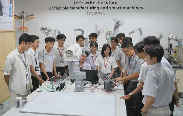 Trường Đại học Công nghiệp TP. Hồ Chí Minh nhận tài trợ robot