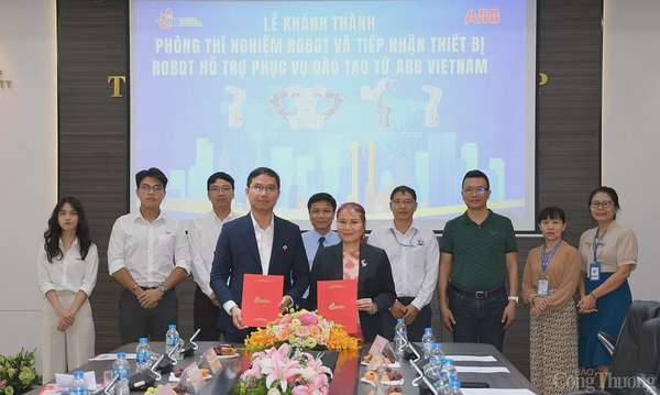 Trường Đại học Công nghiệp TP. Hồ Chí Minh nhận tài trợ robot