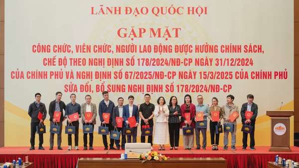 Phó Chủ tịch Quốc hội Nguyễn Thị Thanh trao Quyết định về việc nghỉ hưu, nghỉ thôi việc hưởng chế độ chính sách