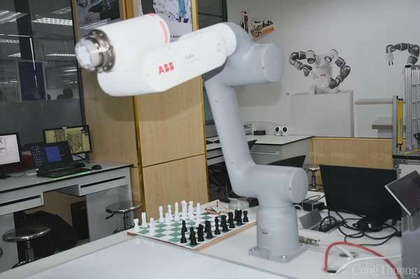 Khám phá phòng lab robot IUH hiện đại nhất Việt Nam