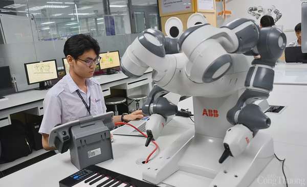 Khám phá phòng lab robot IUH hiện đại nhất Việt Nam