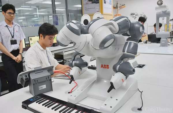 Khám phá phòng lab robot IUH hiện đại nhất Việt Nam