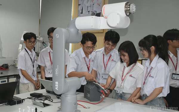 Khám phá phòng lab robot IUH hiện đại nhất Việt Nam