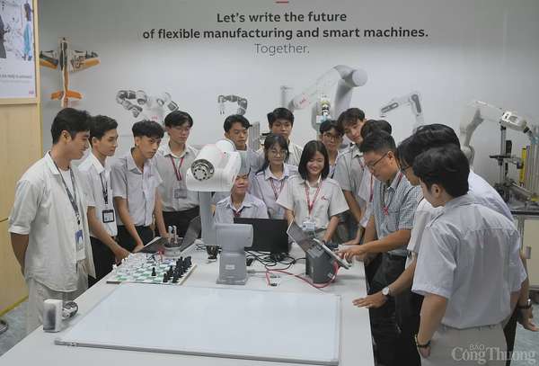 Khám phá phòng lab robot IUH hiện đại nhất Việt Nam