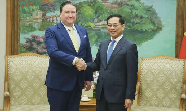 Phó thủ tướng Bùi Thanh Sơn và Đại sứ Mỹ tại Việt Nam Marc E. Knapper. Ảnh: BNG