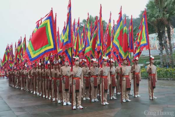 Chủ tịch nước Lương Cường dâng hương tưởng niệm các Vua Hùng