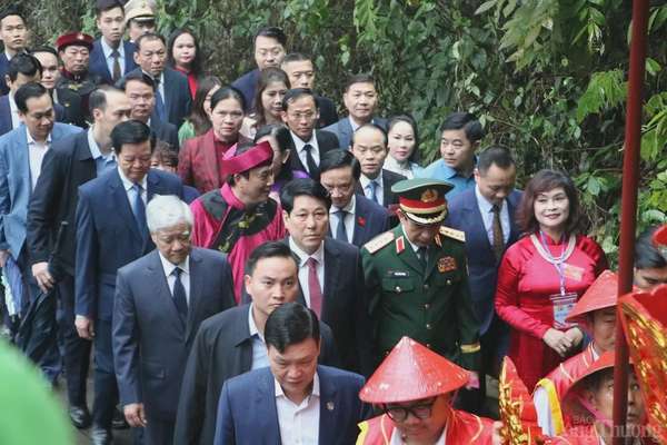 Chủ tịch nước Lương Cường dâng hương tưởng niệm các Vua Hùng