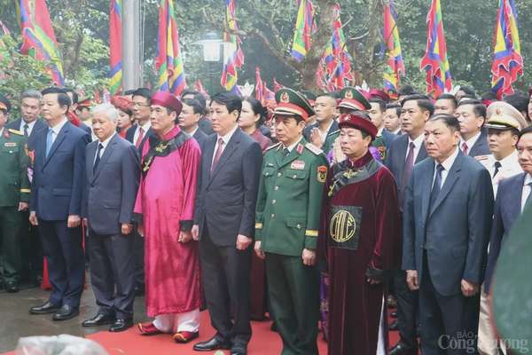 Chủ tịch nước Lương Cường dâng hương tưởng niệm các Vua Hùng