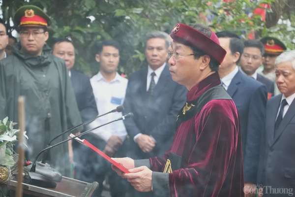 Chủ tịch nước Lương Cường dâng hương tưởng niệm các Vua Hùng