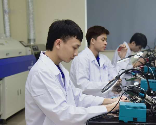 Vi mạch - bán dẫn: Ngành 'hot', học phí cũng… 'nóng'!