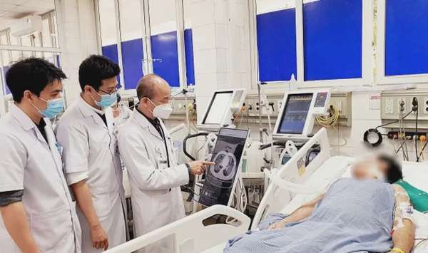 PGS. TS Đỗ Duy Cường - Viện trưởng Viện Y học nhiệt đới, Bệnh viện Bạch Mai cùng các bác sĩ đánh giá biến chứng viêm phổi ở bệnh nhân sởi. Ảnh: Bệnh viện Bạch Mai