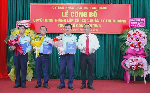 Giám đốc Sở Công Thương An Giang Nguyễn Minh Hùng trao quyết định tiếp nhận và bổ nhiệm Chi cục trưởng và các Phó Chi cục trưởng Chi cục Quản lý thị trường