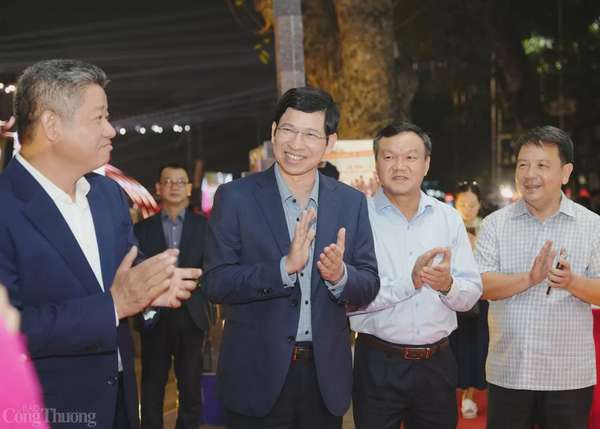 Hà Nội kể chuyện di sản qua từng món quà du lịch