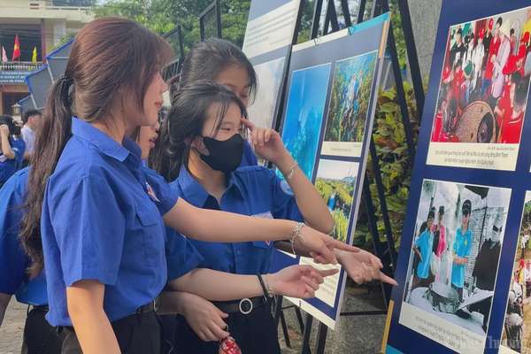 Triển lãm thu hút nhiều học sinh đến tham quan và thưởng lãm