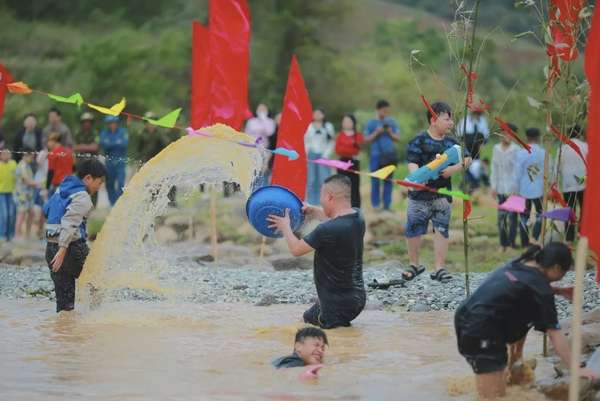 Điện Biên: Hàng trăm người dân, du khách dự lễ hội Ténước