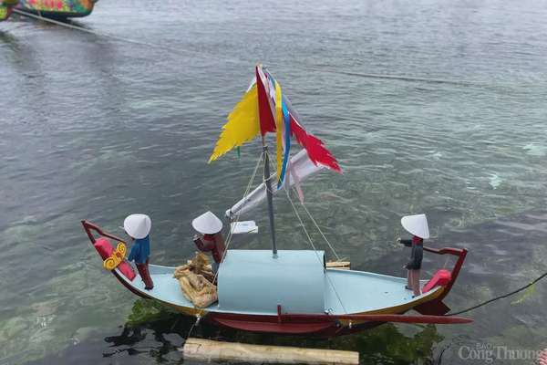 Mô hình thuyền câu là biểu tượng của những đội thuyền Hải đội Hoàng Sa, ngày đêm ra khơi bảo vệ chủ quyền biển đảo Mô hình thuyền câu là biểu tượng của những đội thuyền Hải đội Hoàng Sa, ngày đêm ra khơi bảo vệ chủ quyền biển đảo