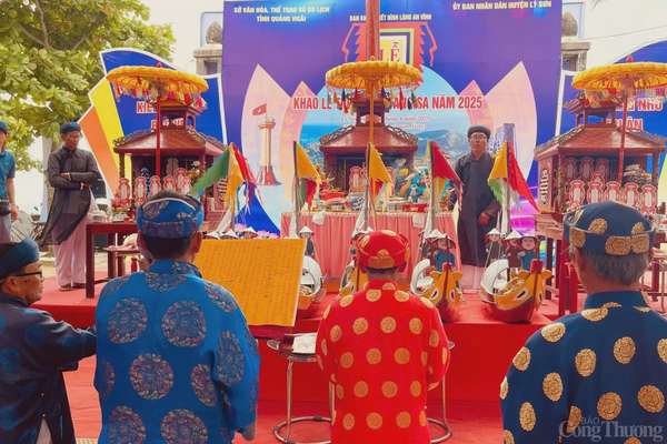 Lễ khao lề thế lính Hoàng Sa được tổ chức nhằm tri ân, tưởng nhớ những binh phu trong Đội hùng binh Hoàng Sa kiêm quản Bắc Hải năm xưa Lễ khao lề thế lính Hoàng Sa được tổ chức nhằm tri ân, tưởng nhớ những binh phu trong Đội hùng binh Hoàng Sa kiêm quản Bắc Hải năm xưa